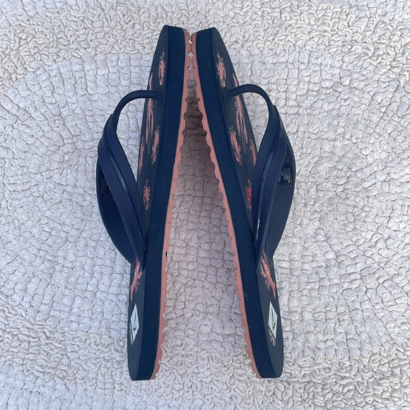 Sperry Lobster print flip flops - Picture 3 of 5